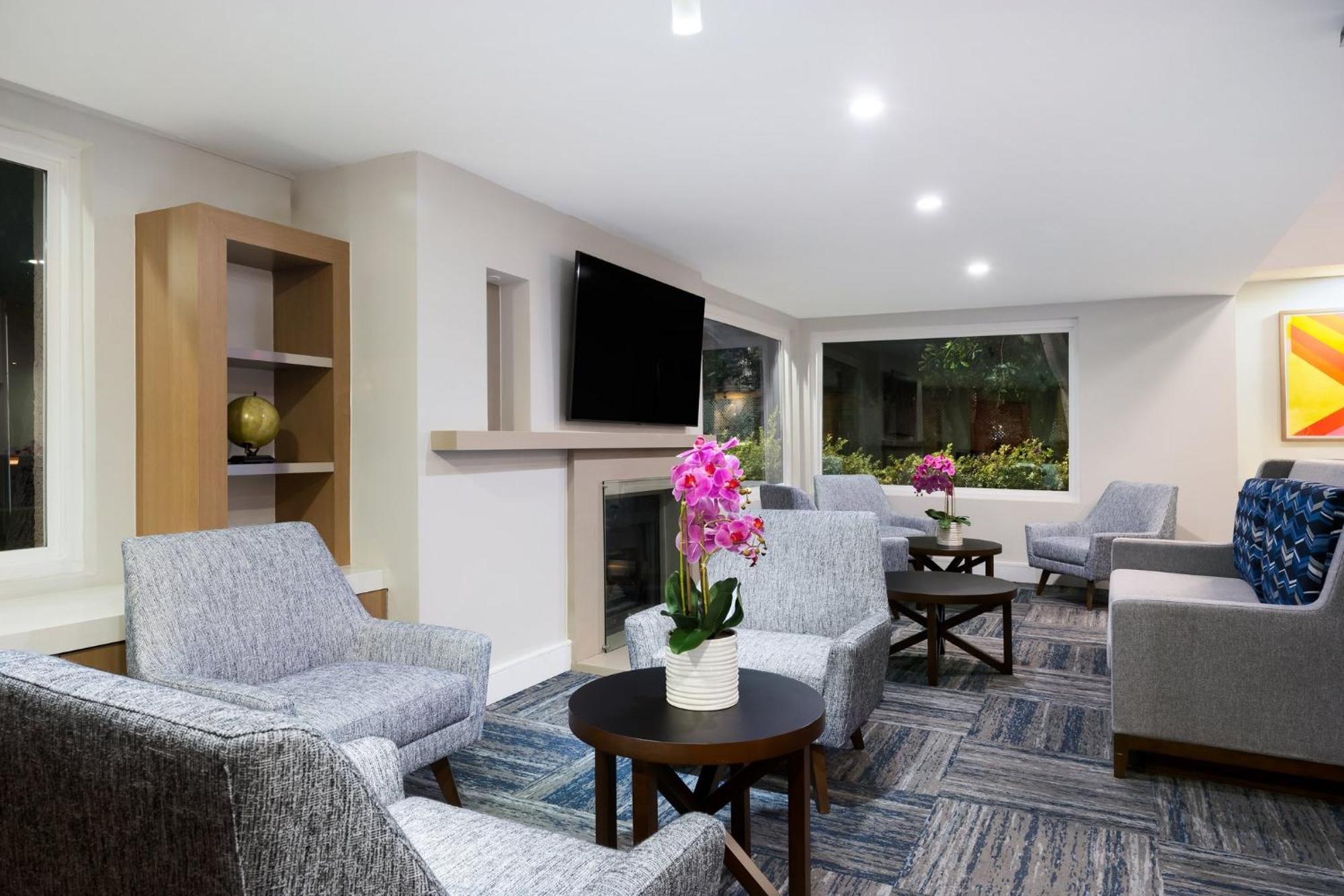 Holiday Inn Express Simi Valley By Ihg Exterior photo